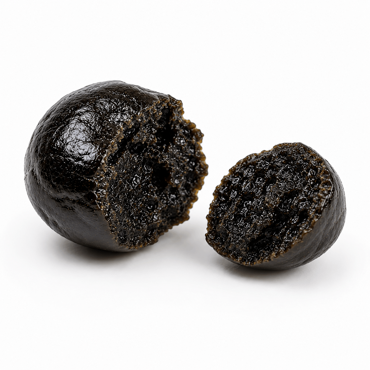 Macro de la résine CBD Olive Premium BISCA CBD montrant sa texture noire, brillante, souple et riche en terpènes naturels.
